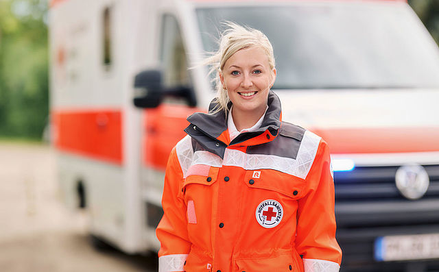 Frau vor Rettungswagen