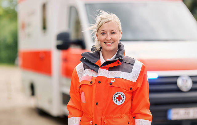 Frau vor Rettungswagen