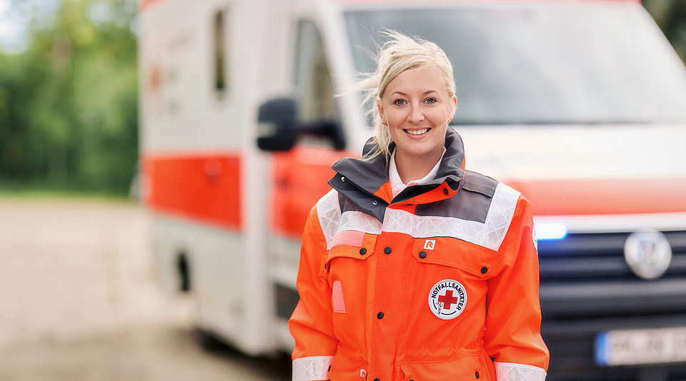 Frau vor Rettungswagen