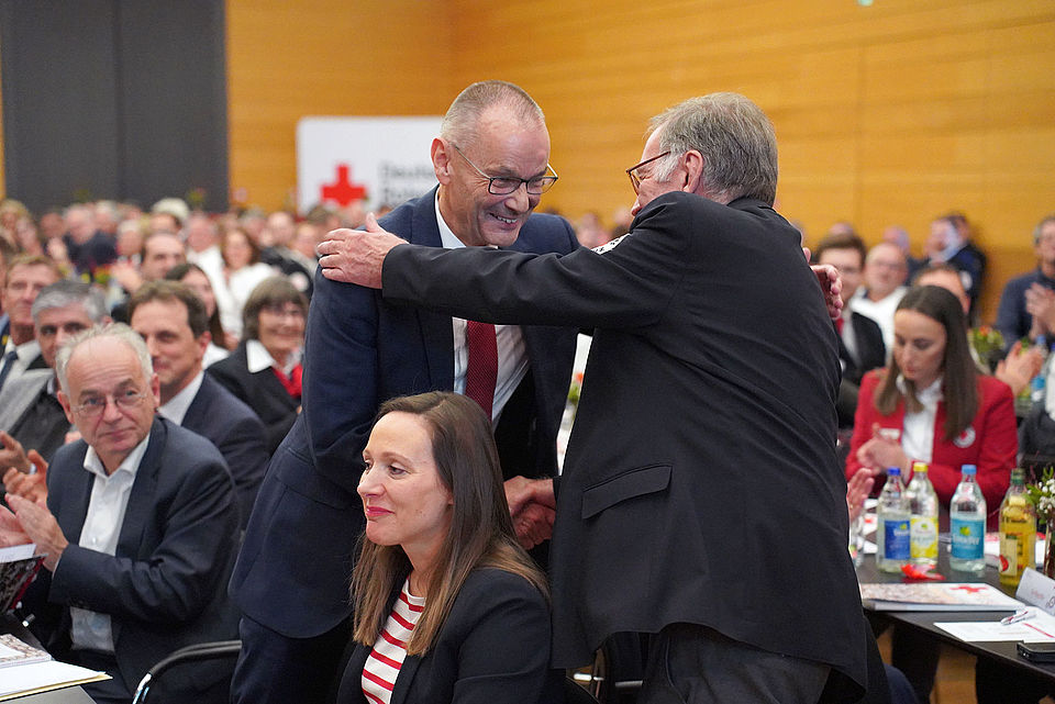Nachfolger Michael Steindorfner gratuliert seinem Nachfolger Hans Dieter Scheerer.