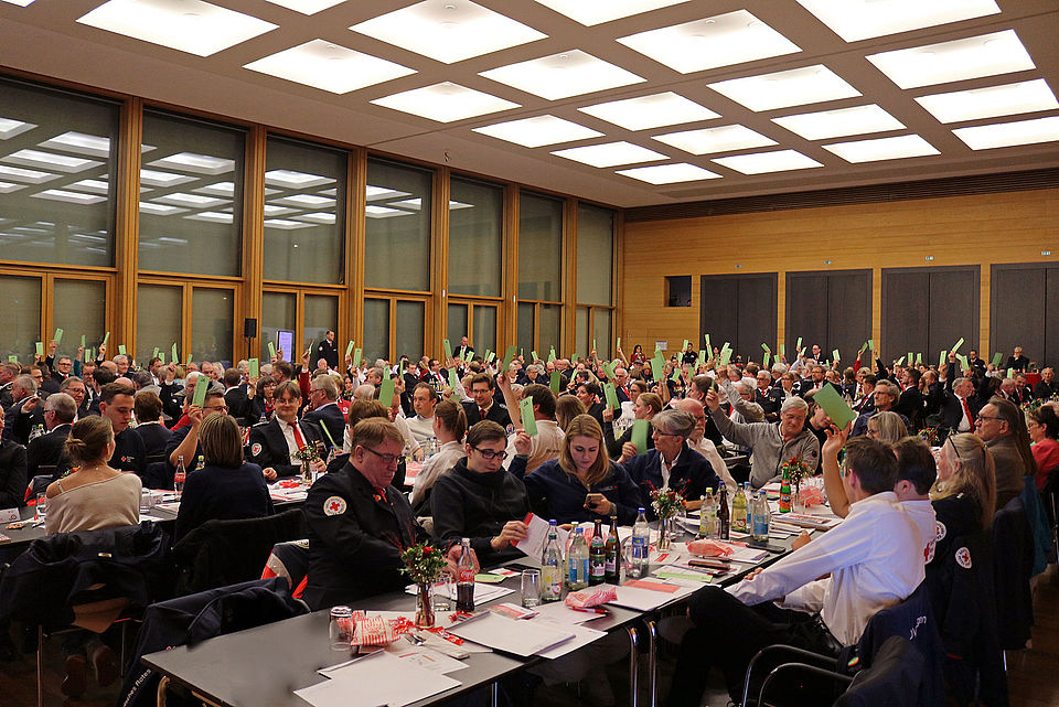 Stimmabgabe Ein Blick in die Versammlung bei einer Stimmen-Abgabe.