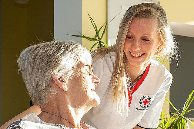 Seniorin mit Pflegerin