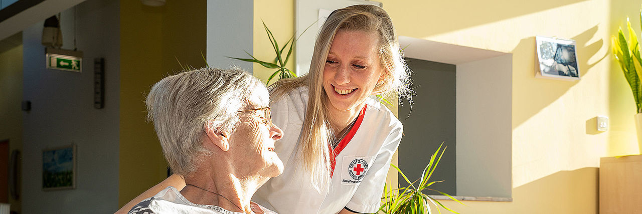 Seniorin mit Pflegerin